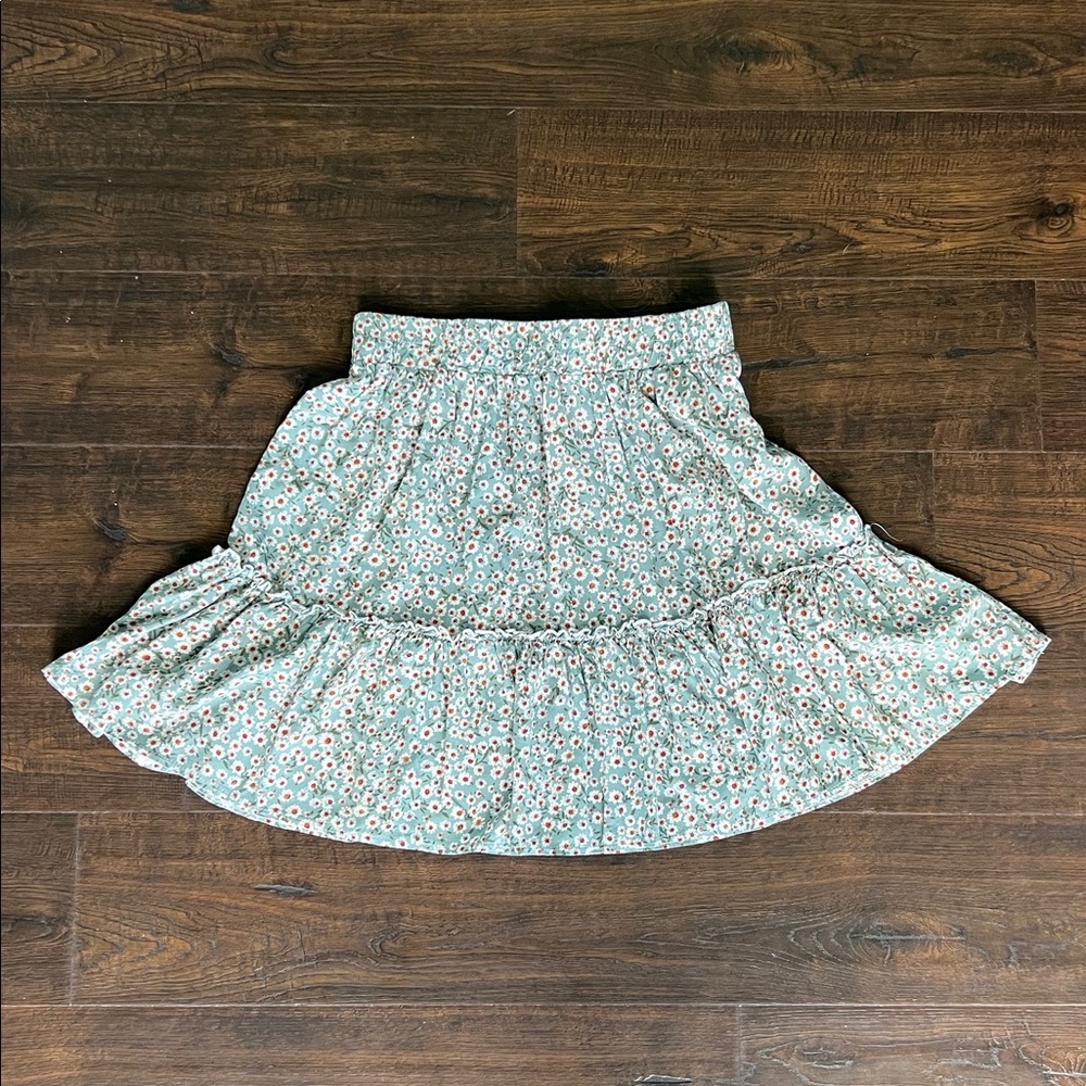 Simplee Floral Print Skirt in Green with red and white daisies